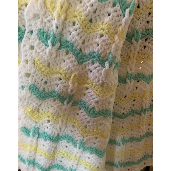 Crochet White Green Yellow Baby Blanket Soft Pastel Scallop Handmade 50" x 60" - Picture 8 of 10